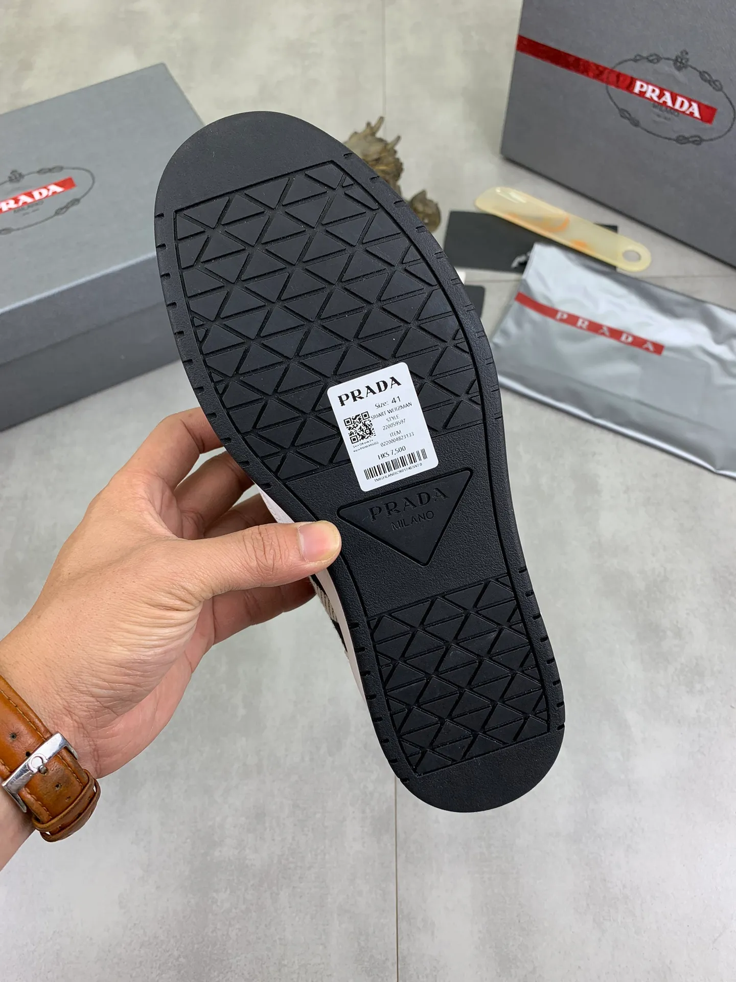 Men's shoes 💰P620 new model (high version) The new PRADA (Prada) high-top counter has launched the classic model at the same time. The new men's shoes and 😘fabrics are selected from the original imported calfskin. First layer of imported cowhide lining. The original version is awesome! 👍🏿Original open-molded non-slip PU outsole, with exquisite lines, simple and elegant, super comfortable and classy on foot, suitable for leisure travel. Code number:38-45